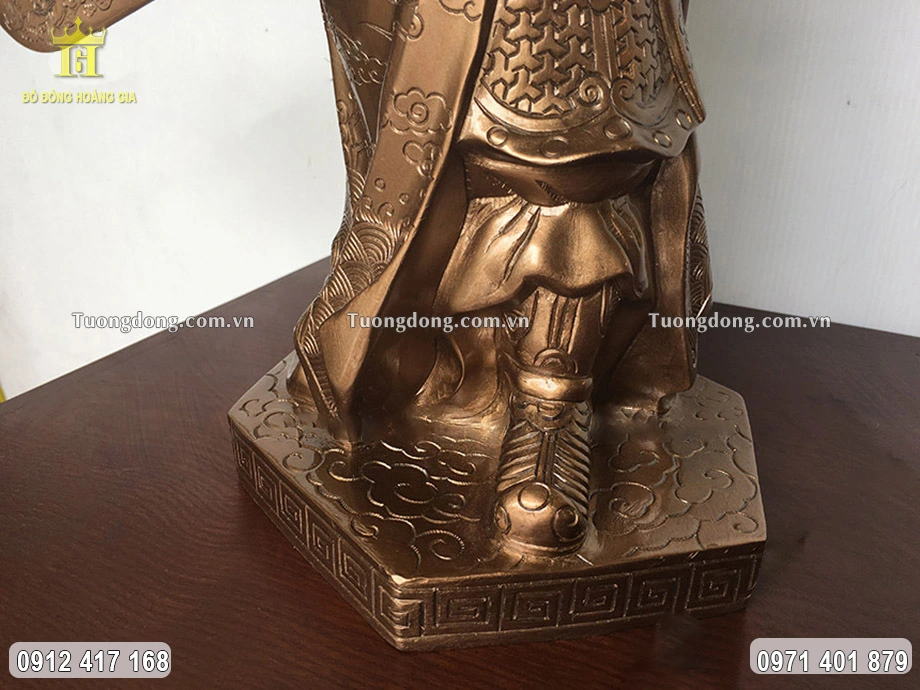 Phần chân đế được đúc chắc chắn, vững chãi